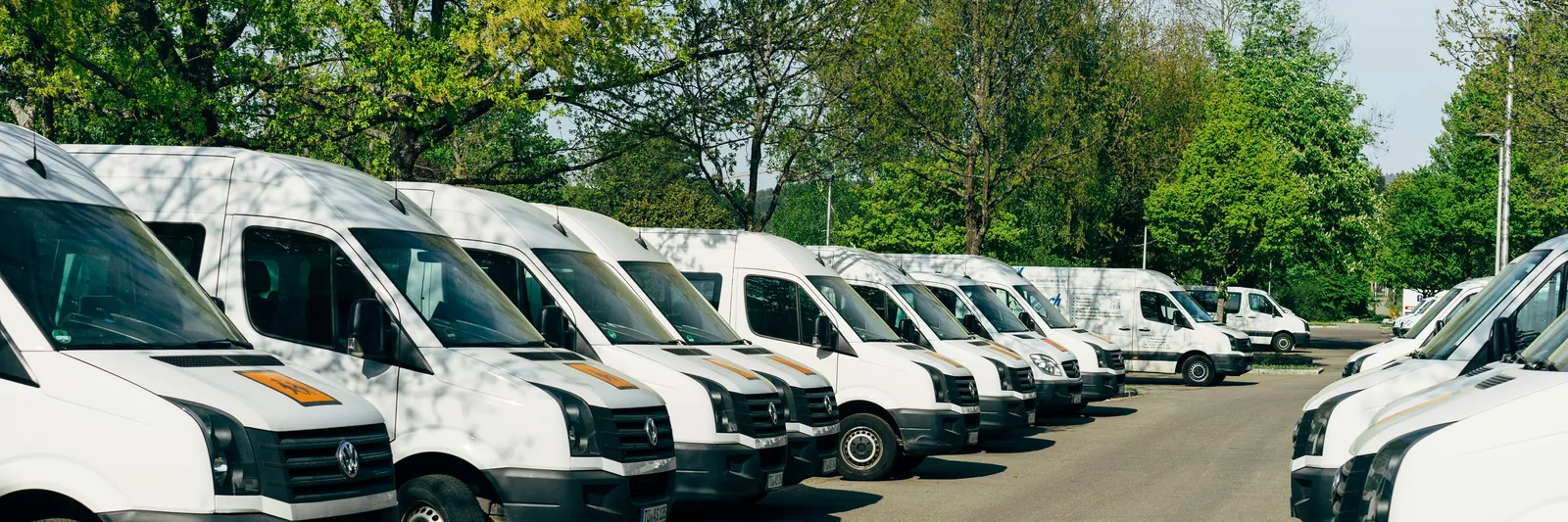 Flåde af varevogne parkeret på række – live GPS-tracking af køretøjer, maskiner og værktøj