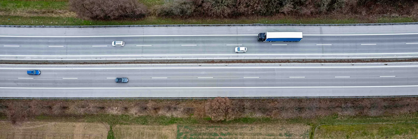 Lastbil og biler på motorvejen set fra luften – tachografdata hentes automatisk under kørslen