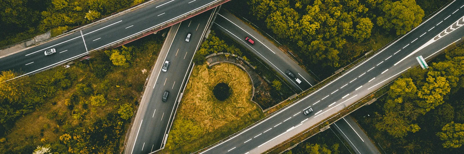 Motorvejskryds set fra luften – køretøjer spores live med GPS
